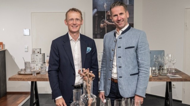 Neuer Chief Sales Officer der Zwiesel Fortessa Group kommt aus den eigenen Reihen - Firmeninhaber Prof. Andreas Buske (l.) mit Sven Stockinger (r.), ab Oktober neuer Chief Sales Officer der Zwiesel Fortessa Group - Quelle: Zwiesel Glas